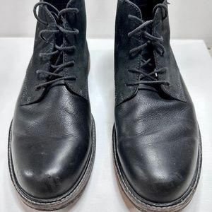 MAKE ME AN OFFER

ECCO Mens Black Leather and Suede lace up Chukka Boot. Size 42